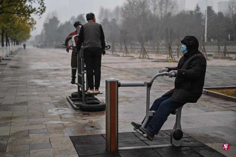 武汉市公园里锻炼的老人