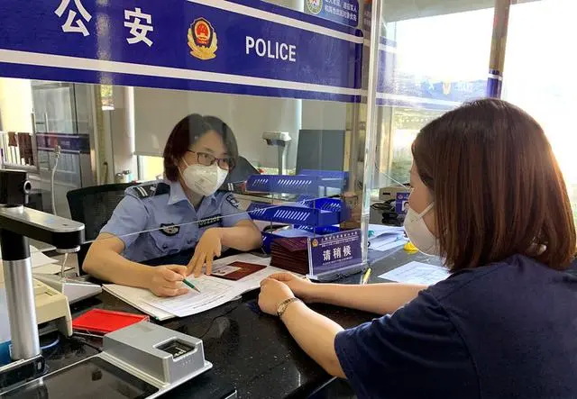 海市公安局金山分局枫泾派出所民警在接待来办事的张女士