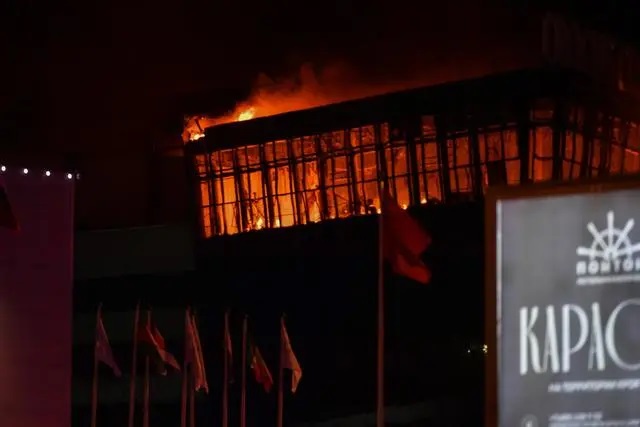 俄罗斯莫斯科近郊克拉斯诺戈尔斯克市的“克罗库斯城”音乐厅发生枪击事件后引发火灾 ...